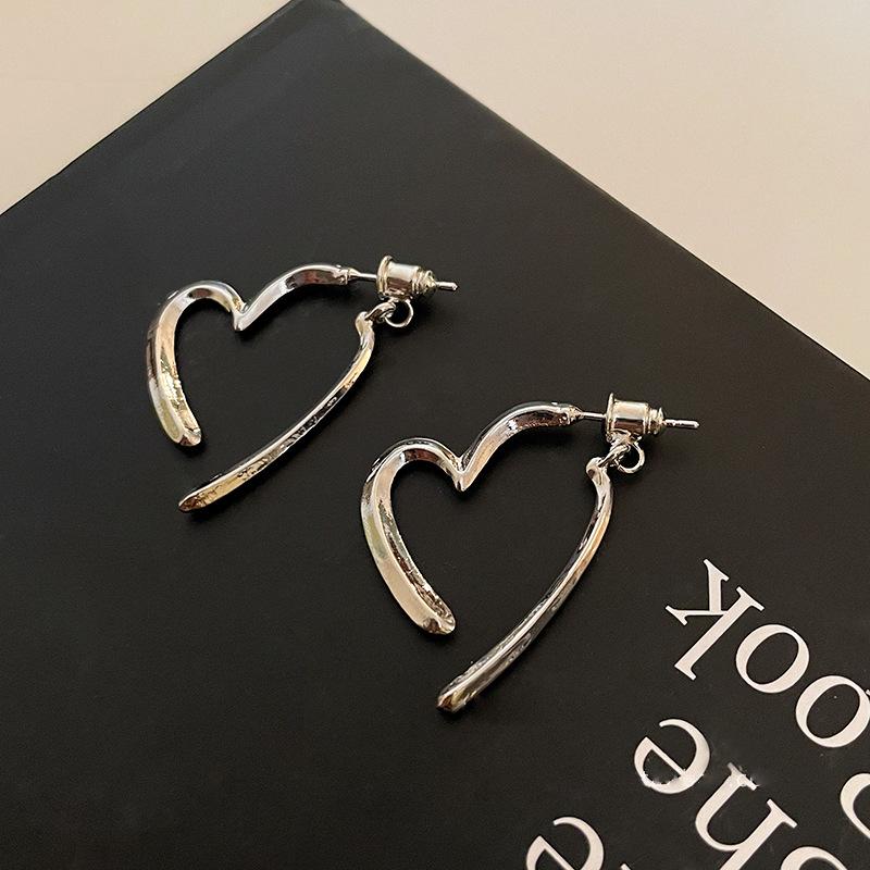 Design Sense Retro Metal Heart Earrings: Women's Summer French Style with a Hong Kong Twist - Light Luxury Ear Pins.