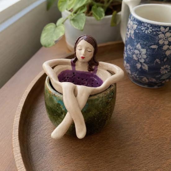 Artistic Tea Infuser for Home Bathing Girl Loose Leaf Tea, Fine Mesh Strainer, Creative Resin Residue Free Strainer Sitting Figure Filter Cups