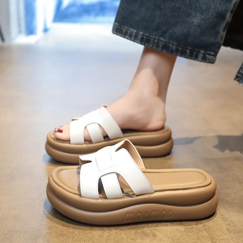 

Stepping on shit feeling thick-soled cool slippers women s outer wear 2025 summer popular fashion versatile non-slip one-word beach shoes 35 белый