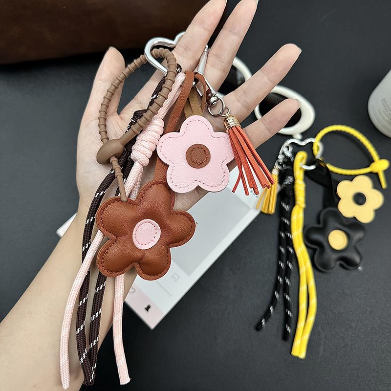 Yogodlns Trendy PU Leather Sunflower Bag Pendant Contrasting Cartoon Five Petal Flower Keychain Fashion Car Keyring Bag Pendant Women