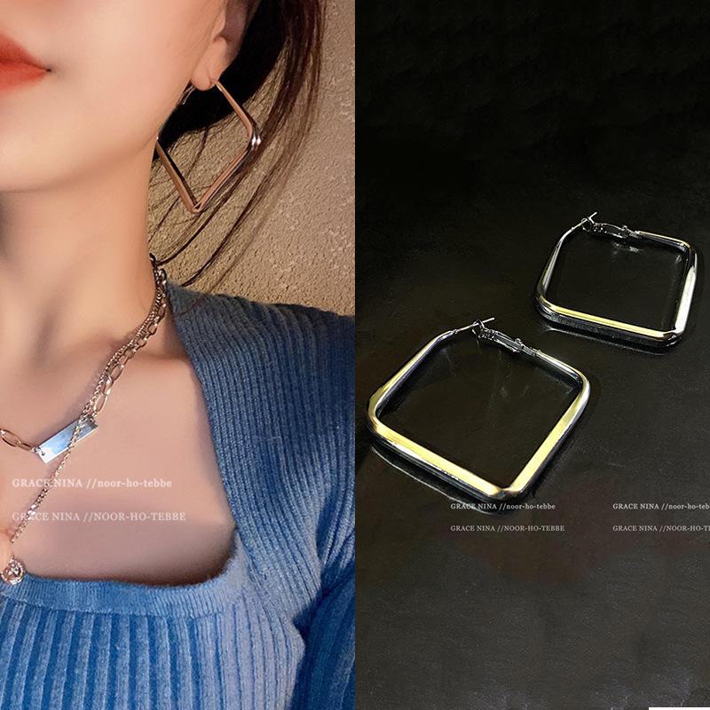 

Серебряные квадратные серьги в стиле хип-хоп для женщин — тренд 2025 года: Простой, холодный стиль для лета. exaggerated серебряный