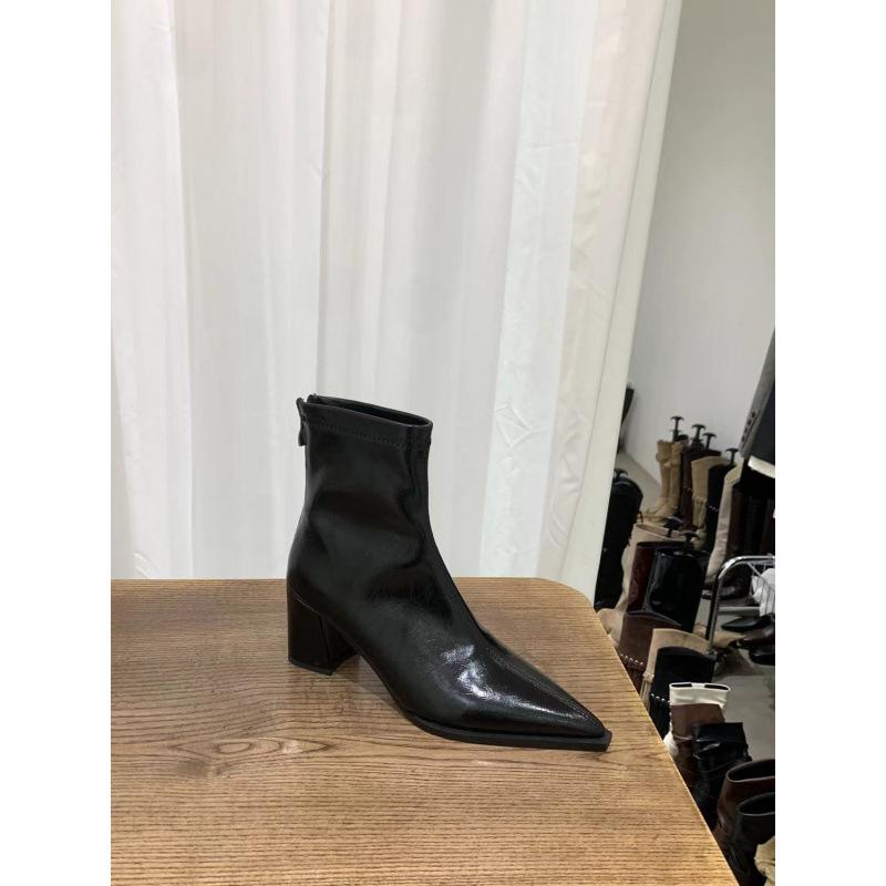 2025 Herbst und Winter neue Mode spitze Zehen hohe Absätze koreanische kleine Stiefeletten kurze Stiefel Damenschuhe Einzelstiefel braun mit Rock