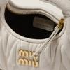 MIU MIU Wander Series Matelassé Metall-Buchstaben-Logo Reißverschluss Abnehmbarer verstellbarer Schultergurt Hobo-Tasche Damen Handtaschen Weiß 5NR019-2FPP-F0009