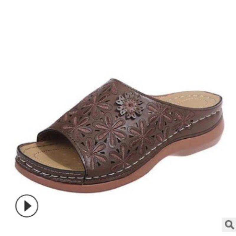 

Новые женские сандалии на низком устойчивом каблуке, ретро-гравировка одним словом, полые, для улицы, большого размера, крутые шлепанцы 43 коричневый