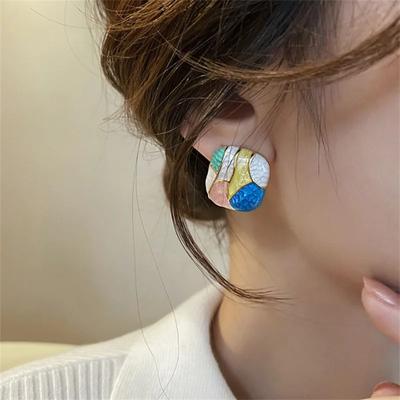 Boucles d'oreilles minimalistes en métal tendance avec des clous asymétriques