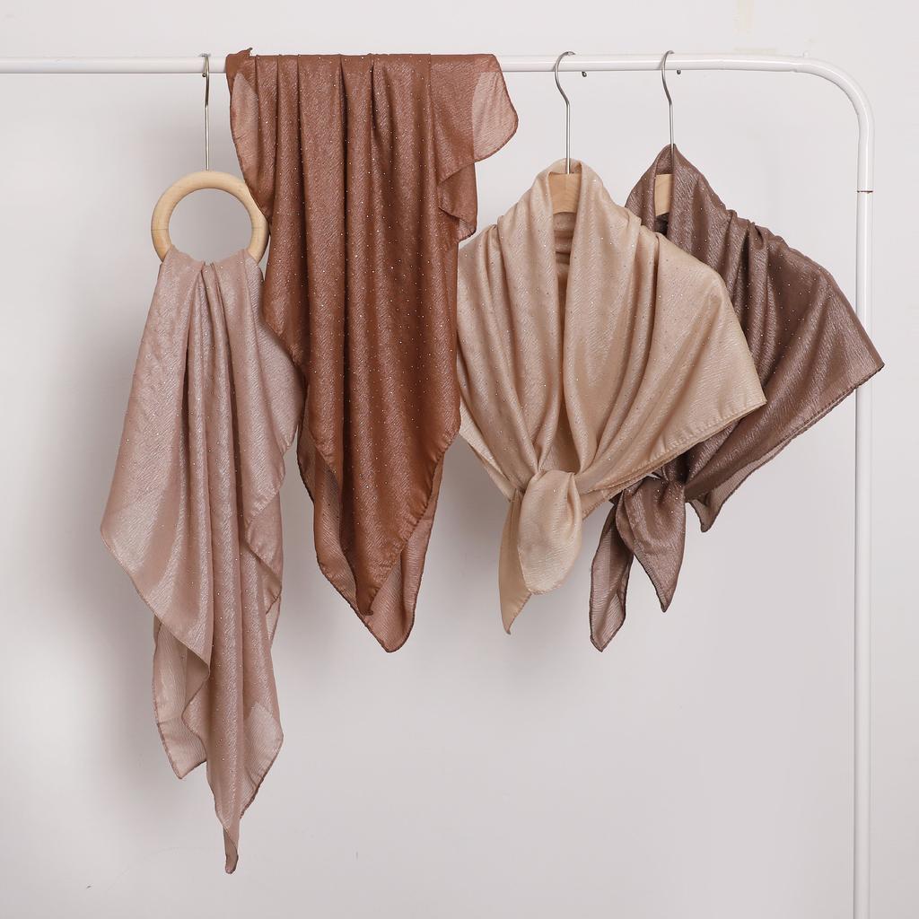 Malaysischer Quadratschal, Satin-Seidenschal, Gypsy Hot Diamond Indonesischer Paketschal