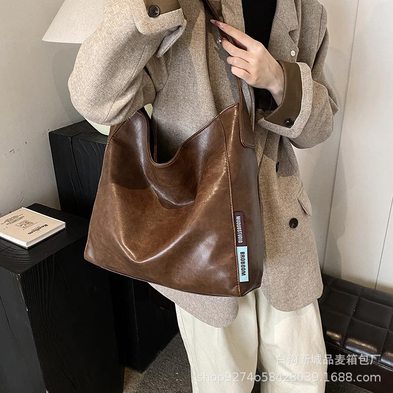 

This year s popular retro big bag women s 2025 new autumn and winter popular armpit bag large-capacity commuter messenger bag коричневый