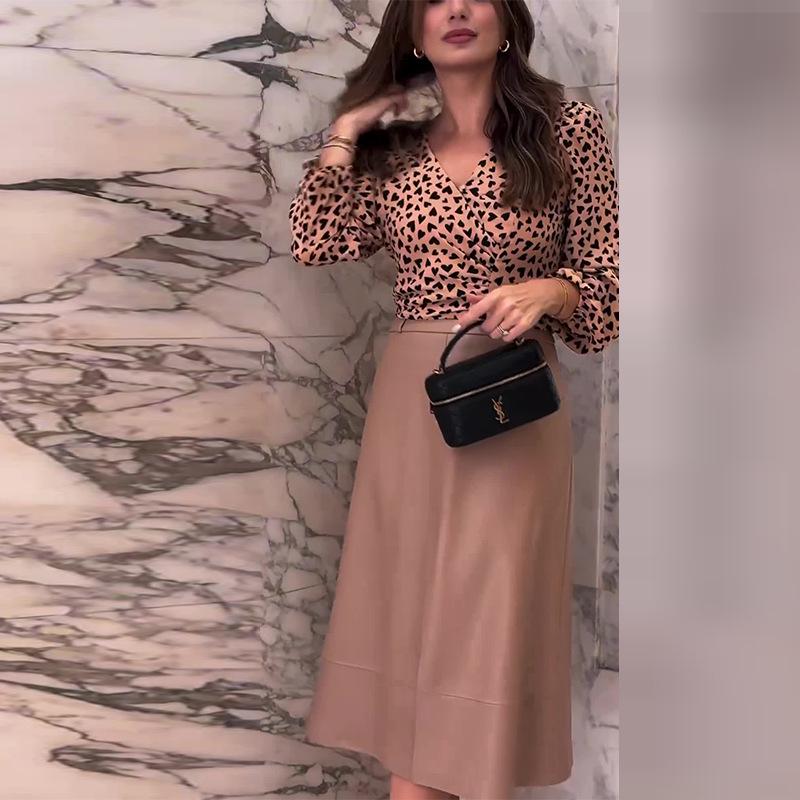 Letní 2024 Evropsko-americká móda Halenka s potiskem s výstřihem do V a Slim kožená sukně s vysokým pasem pro ženy