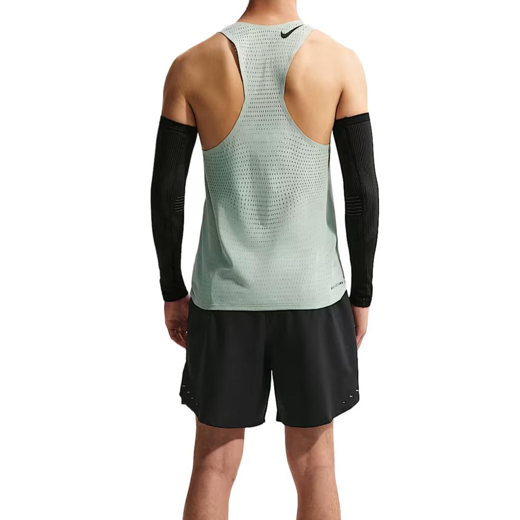 Nike Gilet da Corsa Traspirante ad Asciugatura Rapida Aeroswift Uomo gilet FN4232-006