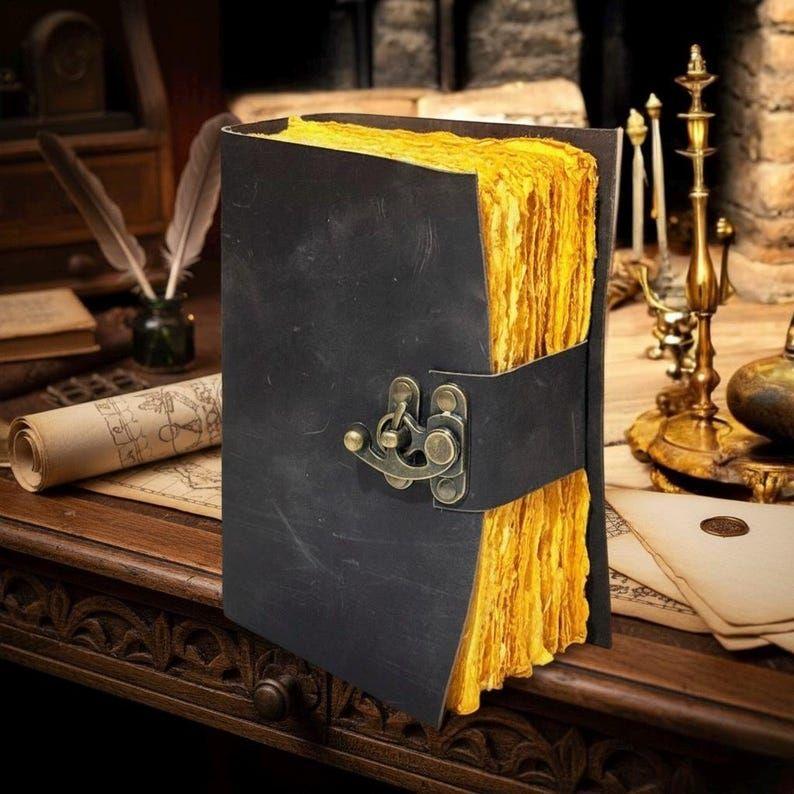 

Черный винтажный кожаный журнал - книга теней, журнал гримуар, дорожный блокнот для записей, антикварная бумага с обрезом деккель, застежка-замок 7 x 5 in - 200 Page