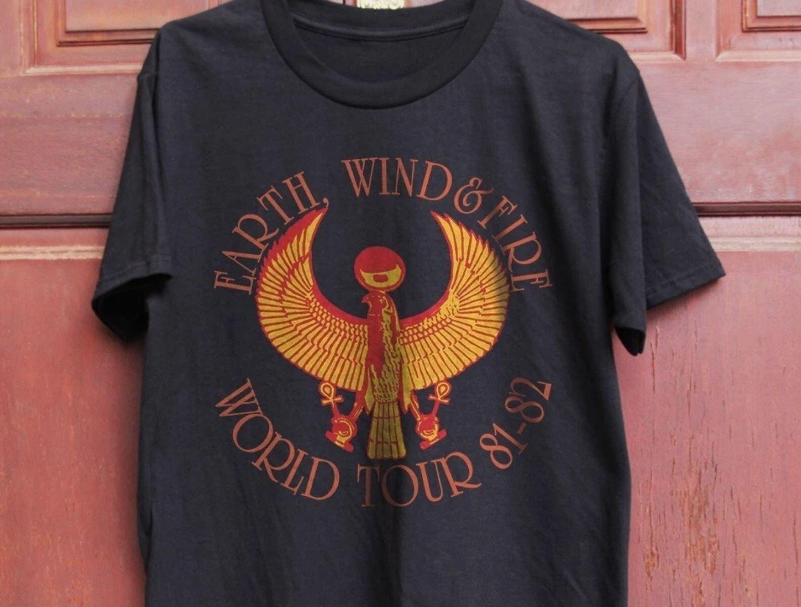 26 ЗЕМЛЯ ВЕТЕР и ОГОНЬ 81-82 Ретро Унисекс Черная Футболка Унисекс Футболка XXXXL