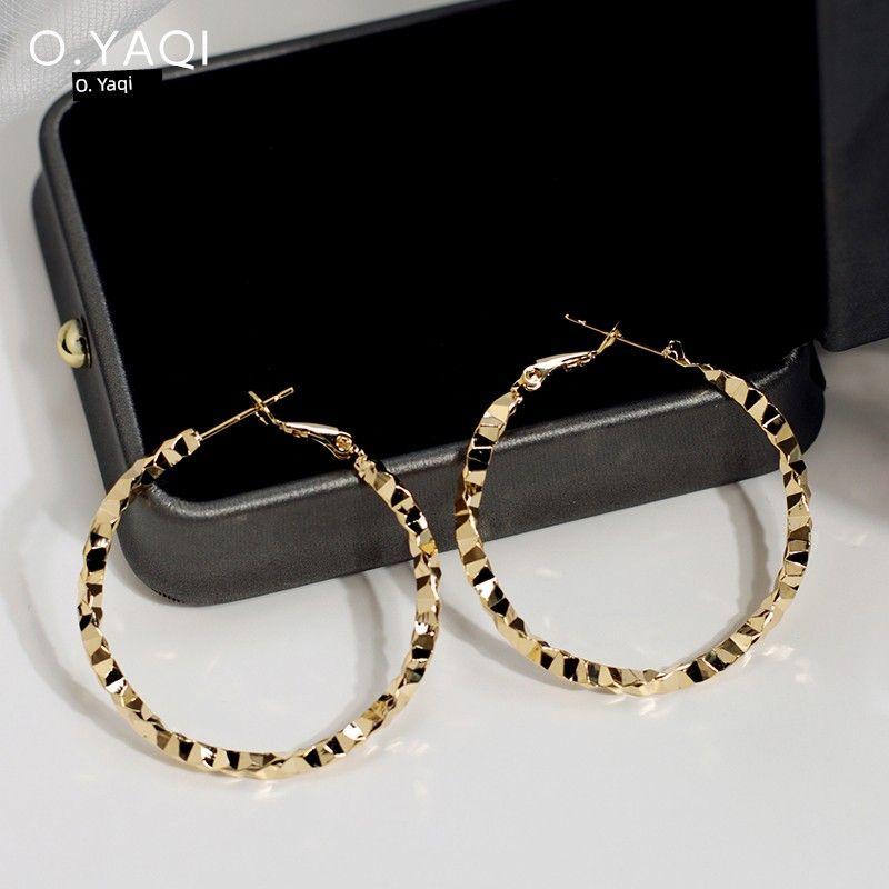 

Non-Piercing Fashion Wind Twisted Geometric Section Large Circle Can Shake One Mosquito Coil Ear Clip Personalized Earrings Female Earrings Gold - Pierced Earrings