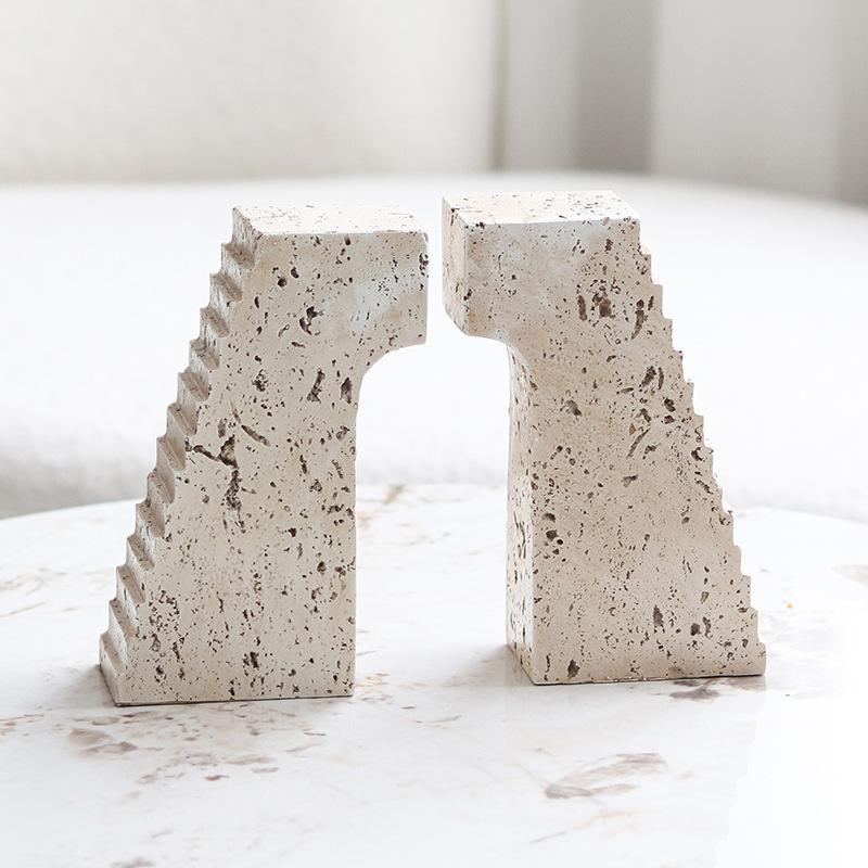 

Искусство ваби-саби, имитация травертина, креативная лестница, подставки для книг, орнамент, геометрическая модель дома, атмосфера комнаты, украшение