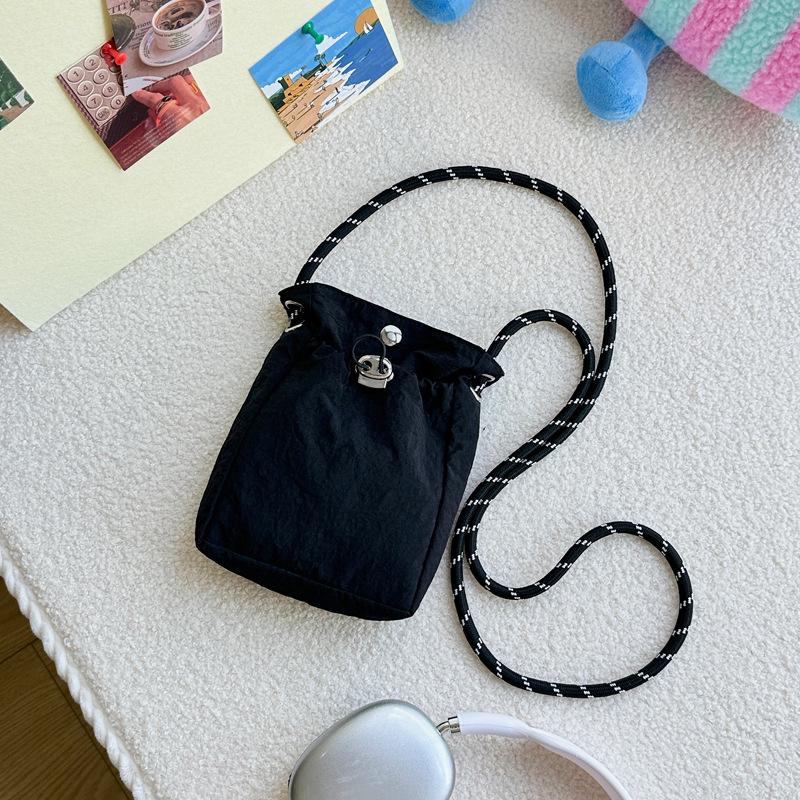 Lightweight Women's Nylon Crossbody Bag: Minimalist Japanese & Korean Style Coin Purse, Casual & Versatile.