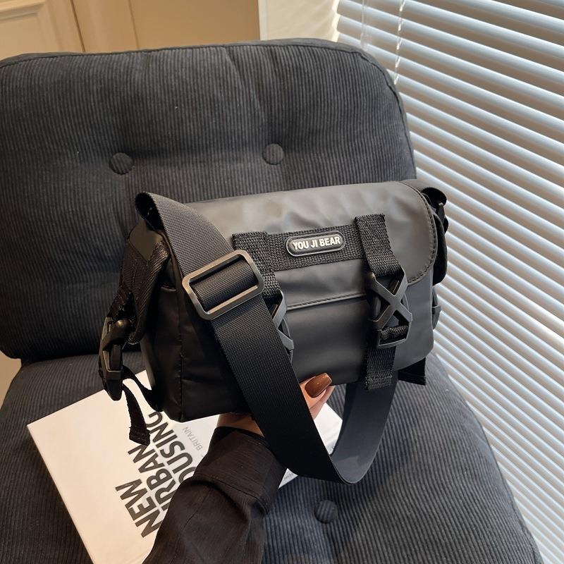 Casual large-capacity tooling wind messenger bag, new fashionable versatile small bag, wide shoulder strap shoulder bag.