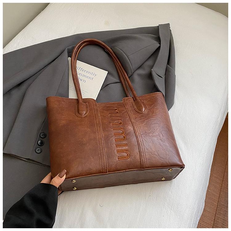

Retro fashion tote bag women s 2025 autumn new simple casual large capacity armpit bag commuter shoulder bag коричневый