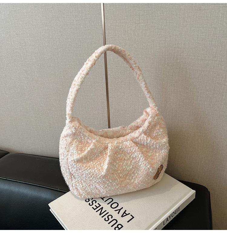 

2025 новая плюшевая сумка женская сумочка нишевый дизайн сумка для通勤 премиальная текстура простая студенческая сумка через плечо светло-розовый