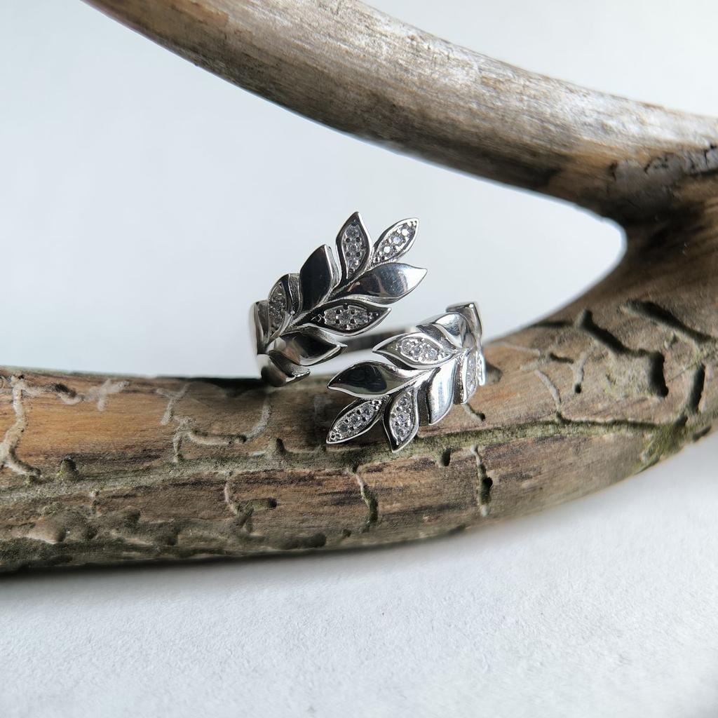 Silver Ring with Cubic Zirconia, Product Weight 5.91 G (2192039)