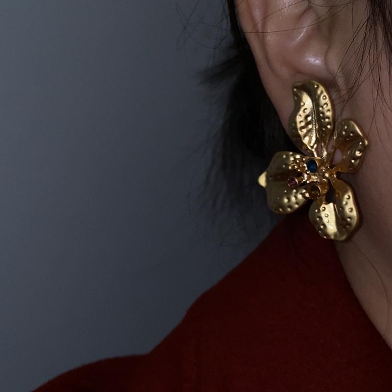 Medieval Vintage Irregular Flower Stud Earrings Niche High-end Earrings Fashion Personalized Earrings