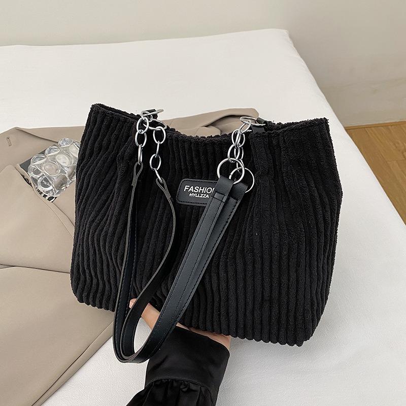 

Large capacity velvet chain underarm bag tote bag women s bag autumn trend shoulder commuter bag