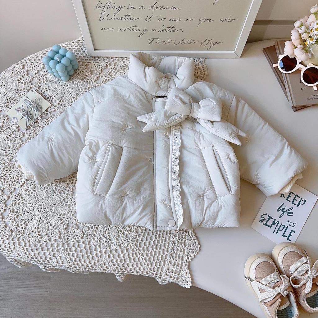 Wintermantel für Mädchen mit Schleife: Stilvolle, warme Baumwolljacke mit langen Ärmeln und Spitzenbesatz