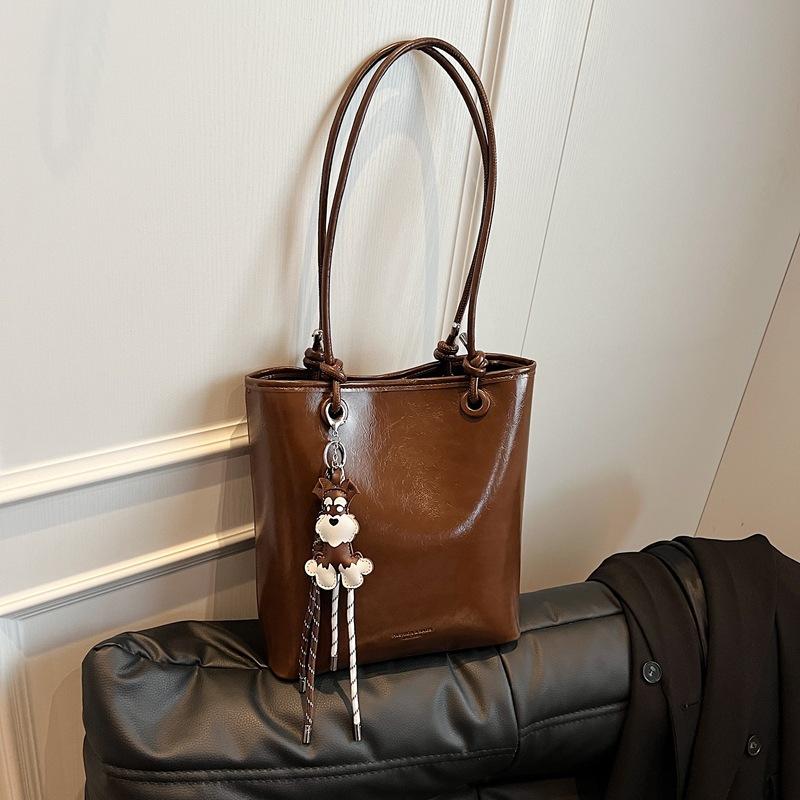 

Premium oil wax leather shoulder bag women s bag 2025 new trendy fashion foreign style commuting casual simple handbag single bag коричневый