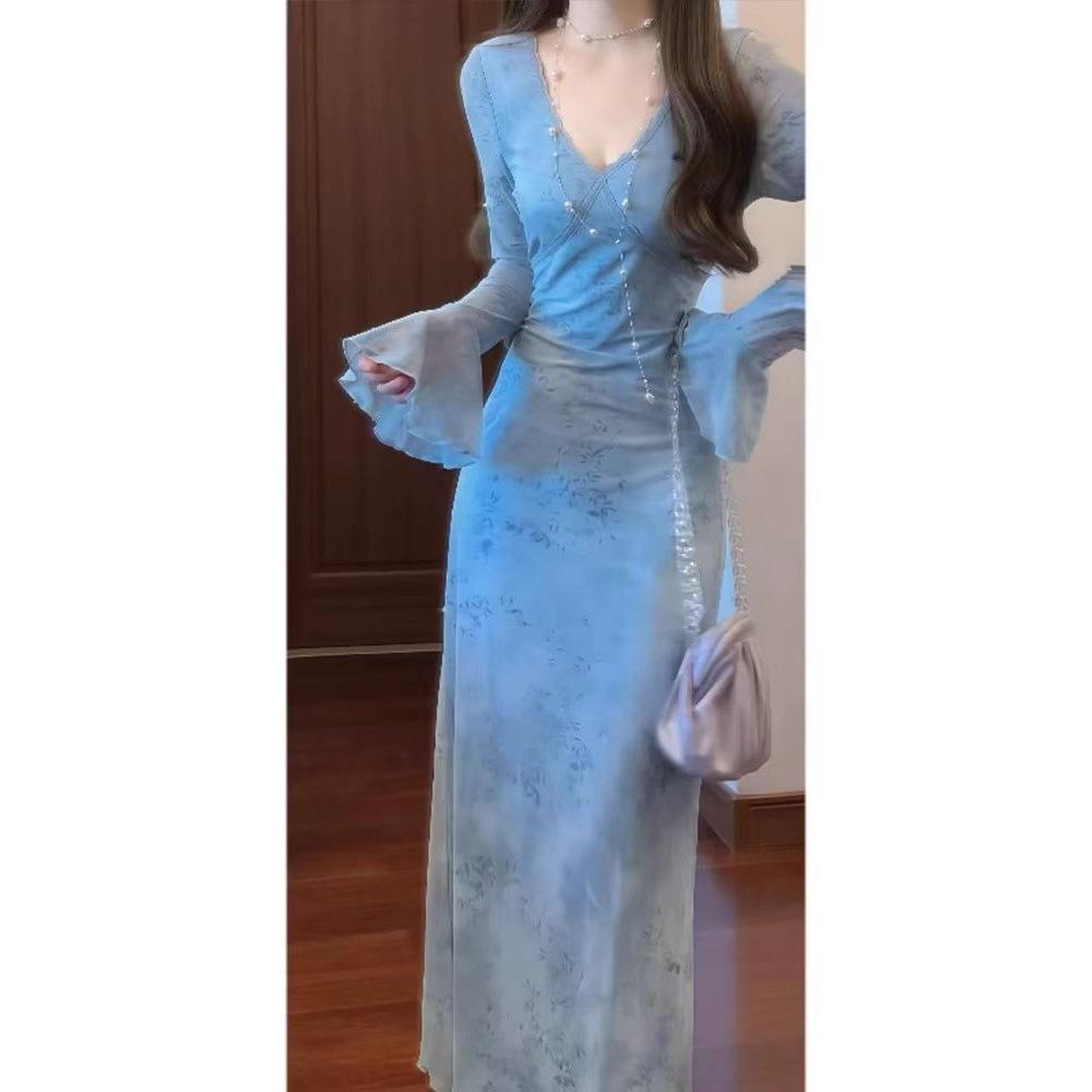 Wear in early autumn, new Chinese super fairy tie-dye v-neck dress, femininity age-reducing, slightly fat mm thin dress