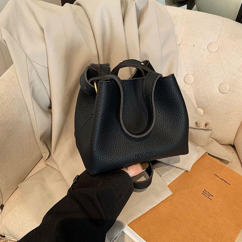 

High-End Texture Western Style Portable Bucket Bag Women s 2025 New Fashion Small Carrying Bag Commuting Messenger Bag Black