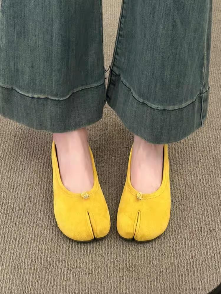 

Fashion Single shoes for women retro red split toe new suede spring 2025 new pointed shoes flat 40