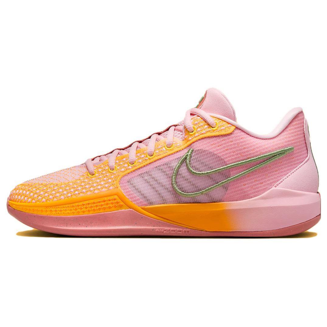 

Женские кроссовки Nike Sabrina 1 West Coast Roots розовые, средне-мягко-розовые, масляно-зеленые FQ3381-600