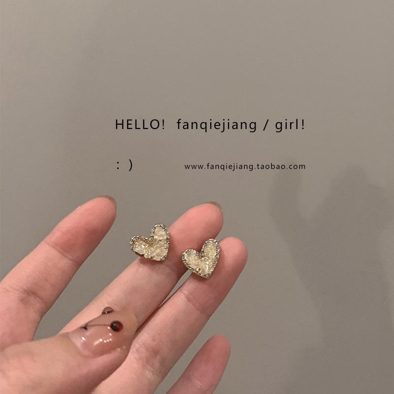 

Изысканные серьги-пусеты в виде красных сердец кетчупа - Нишевый дизайн для женщин, Продвинутый милый и крутой стиль