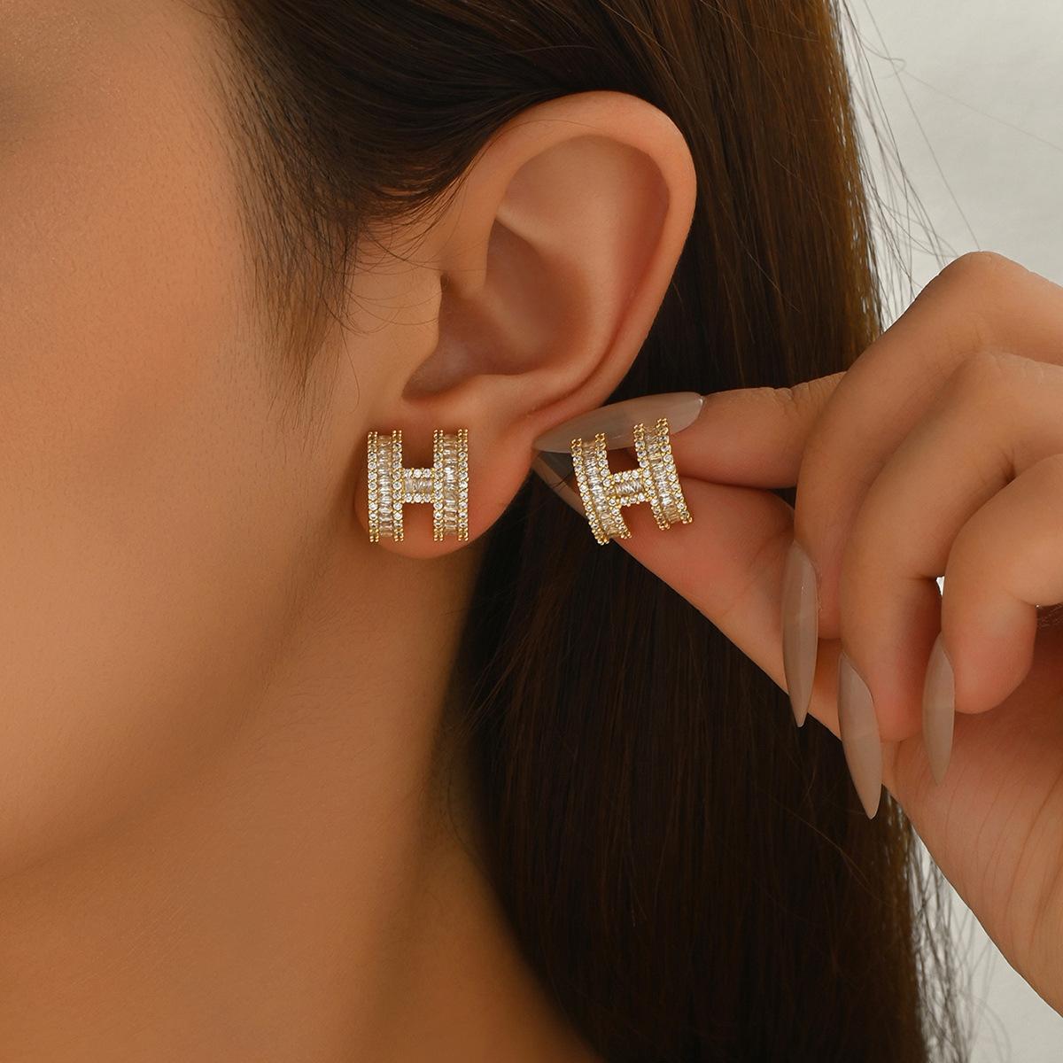 

Модные женские серьги в стиле легкой роскоши, геометрический дизайн с буквой H, инкрустированные цирконами, серьги-пусеты, универсальные нишевые украшения для ушей SF389-1