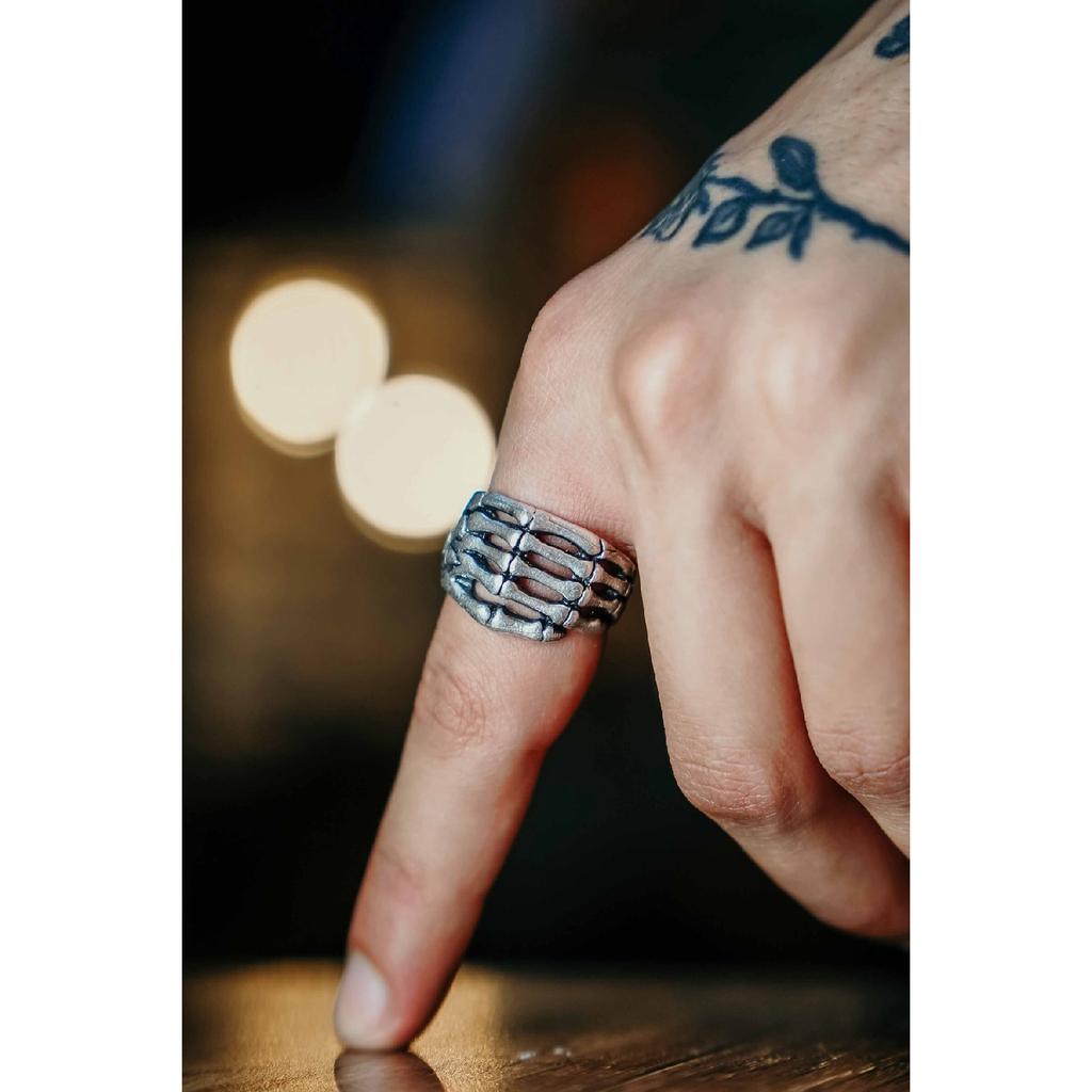 Verstellbarer Ring mit Skeletthandmodell