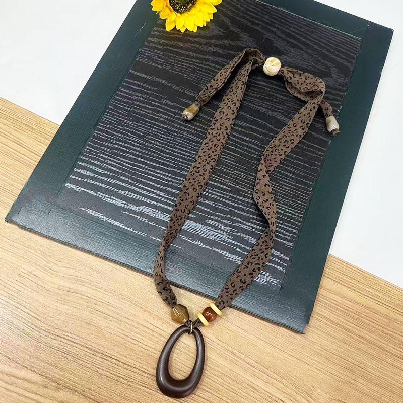 

Trendy Design Geometric Heart Leopard Print Scarf Necklace for Women High-End Vintage Sweater Chain Beads Necklace Accessories