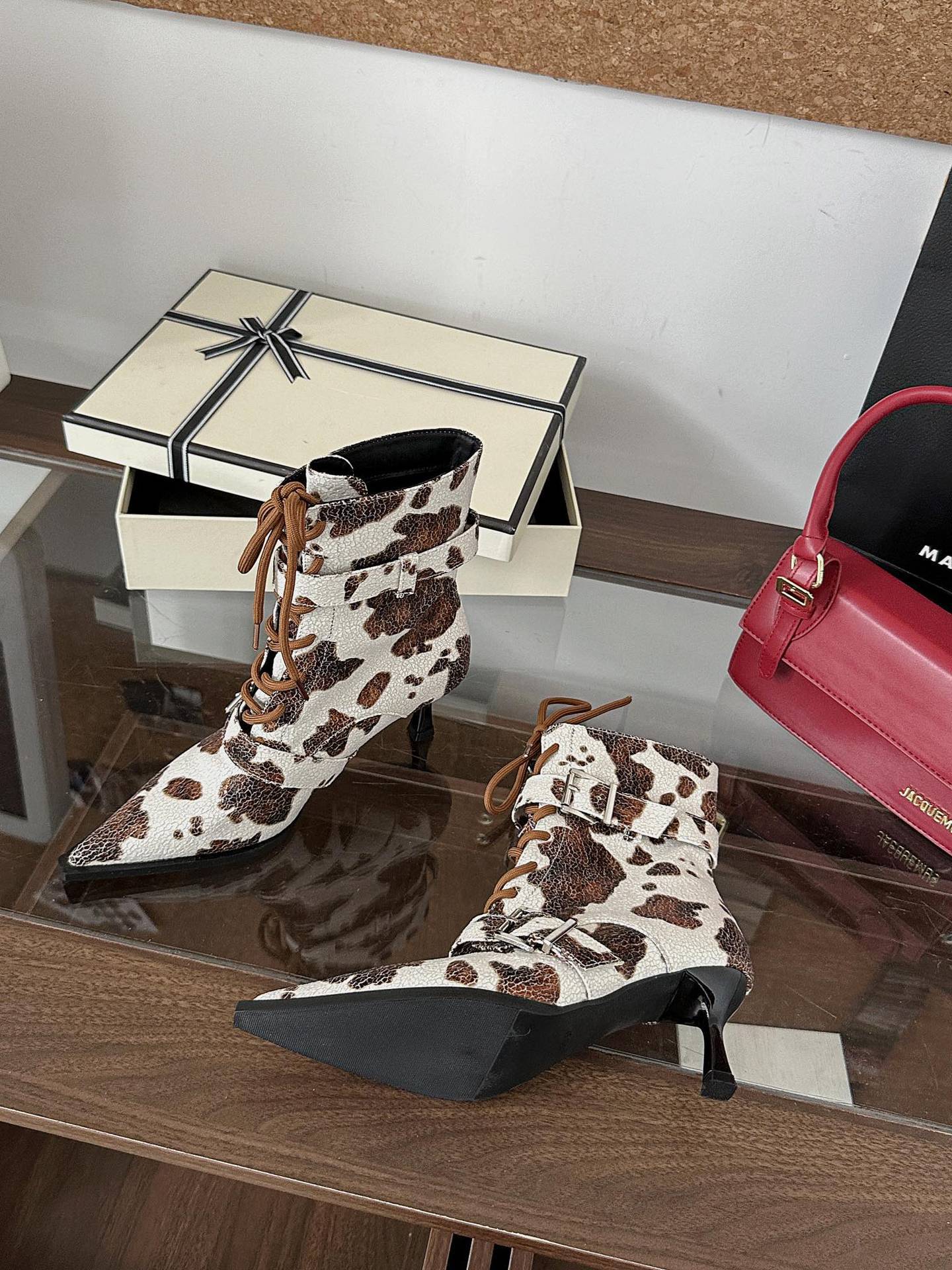 

2025 autumn and winter new European and American style cow pattern pointed head strap temperament belt buckle high heel short boots 39 темно-коричневого