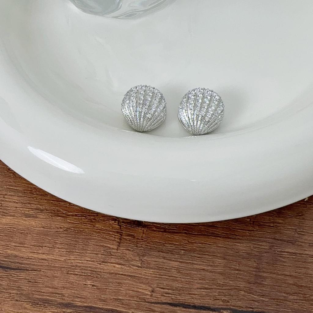 Exquisite Diamond Shell Glossy Earrings: Luxury Fashion Statement for Women