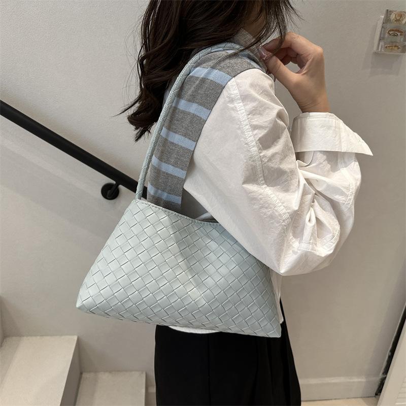 Premium Texture Light Luxury Woven Pattern Underarm Bag Women's 2025 New Temperament Portable Shoulder Bag Commuter Baguette Bag