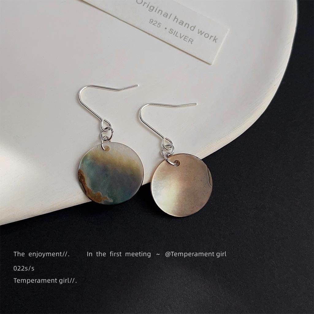 Doctrine shell light luxury commuter versatile vacation style daily round geometric earrings new Chinese earrings
