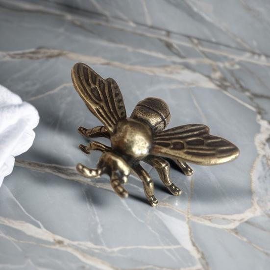 Brass Bee Figurine Tea Pet Solid Metal Bee Figure Model Statue Sculpture Toy Desktop Decoration Ornament Festival Collectible Gift
