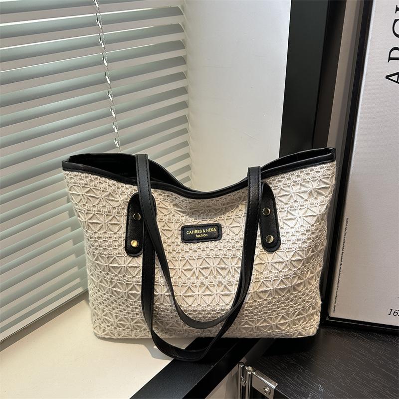 

Новая повседневная и красивая атмосфера простая большая вместимость портативная сумка-тоут для поездок на работу универсальная на плечо под мышку женская чёрный