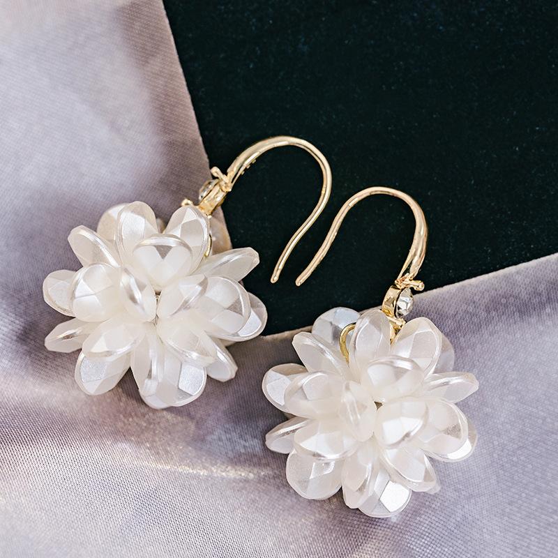 Super Fairy Gentle Mori White Flower Ball Earrings, Small Fresh And Gentle Temperament Pearl Flower Earrings