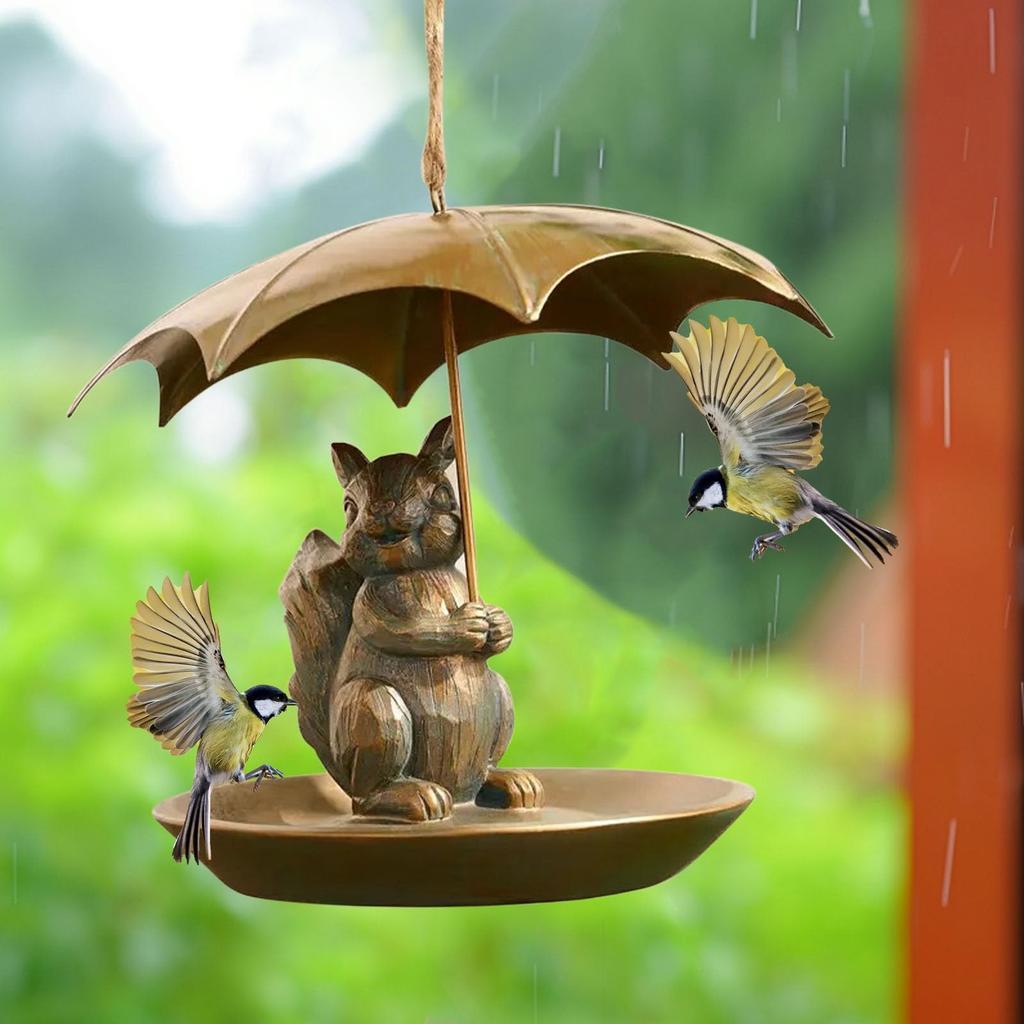 Ekorrfuglemater med paraply Søt ekorn som holder paraply design Fuglemater - for Hage Gårdsdekor, For Fugleelskere Menn Kvinner Gaver