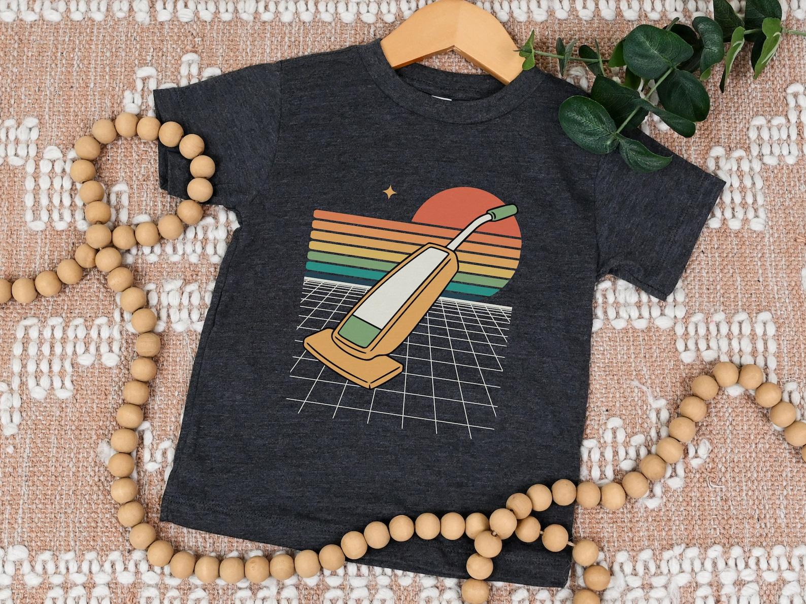 Unisex Vacuum Shirt, Retro Vibes Kids Vacuum Cleaner T-Shirt for Birthday Boy, Gift for Girls Obsessed with Robot Vacuums, Children s Tee 100