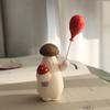 Figurine Champignon en Bois Champignon Elfe Sculpté à la Main Tenant un Ballon Décoration Champignon Rustique de Table pour Maison Bureau Bureau Étagère
