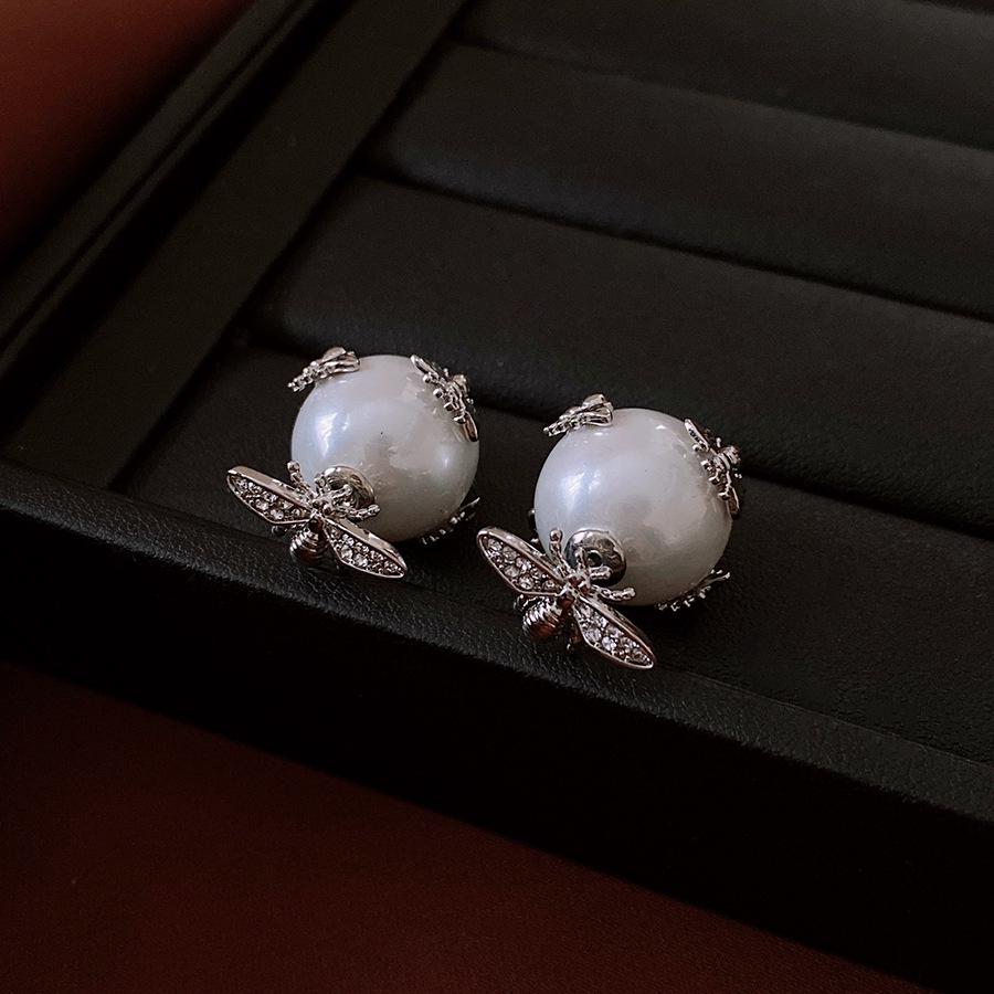 

Позолоченные серьги-пусеты с пчелой, жемчугом и цирконами - Винтажная роскошь для женщин