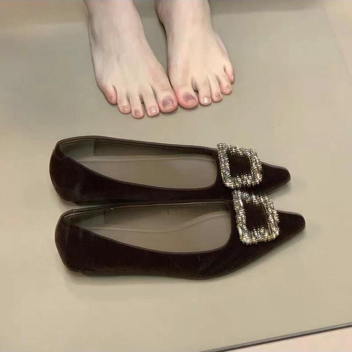 

Ретро вечерний ветер квадратная пряжка стразы одинарные туфли туфли с мелким вырезом французские туфли осень 2025 новинка темпераментные женские туфли на одной педали 39