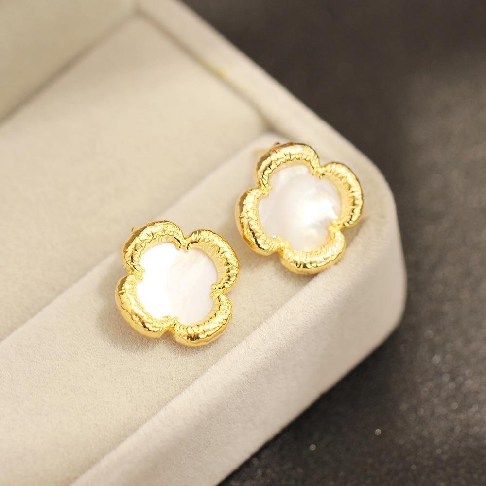 Vierblättriges Kleeblatt Französische Retro-Blumenstecker Ohrringe Damen Muschel Perlmutt Kleine Duftende Elegante Temperament Schmuck Silberne Nadel Ohrringe