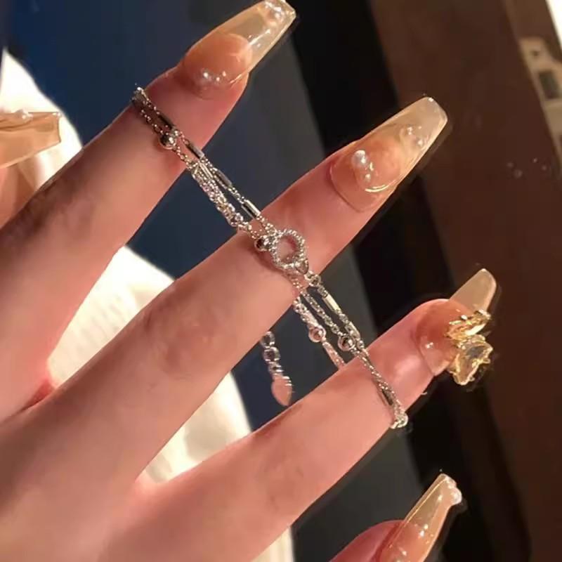 Дизайн браслета с взаимозацеплением Двухслойный браслет Рука девушки, подруги