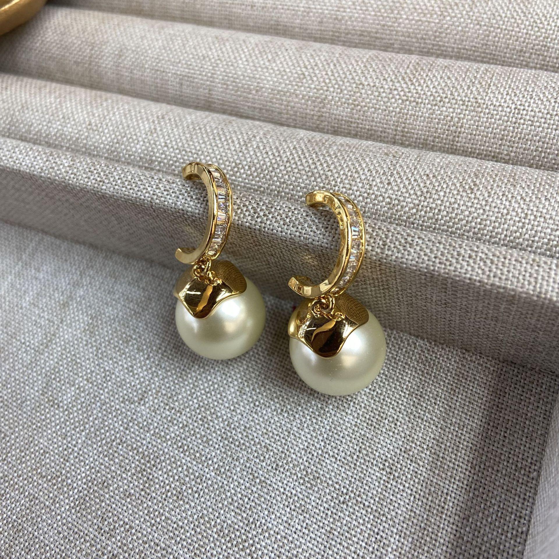 

Versatile Large Pearl Earrings Exquisite Fashion Versatile Geometric Pearl