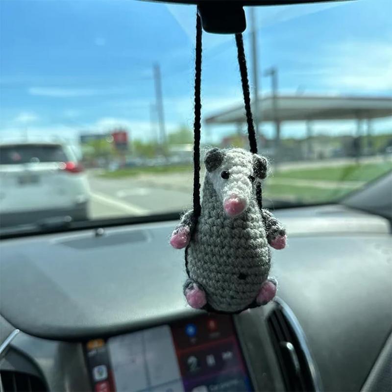 Pingente de gambá tecido à mão para carro, enfeite de gambá fofo e engraçado, feito à mão para espelho retrovisor de carro.